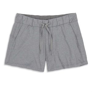 Lululemon on the fly mid-rise short 2.5”